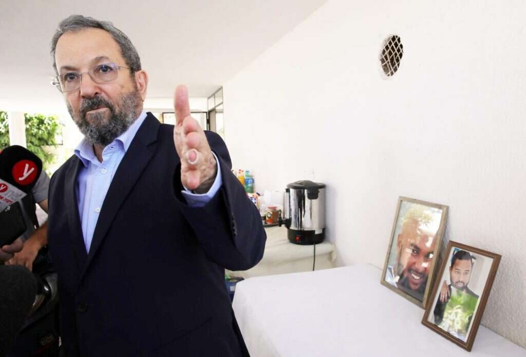 ראש הממשלה לשעבר אהוד ברק בבית משפחתו של סלומון טקה ז"ל. | יוסי אלוני