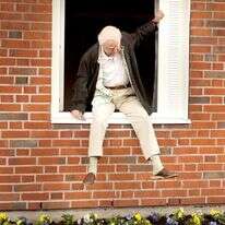 בניסיון להביע אמירה פוליטית נחרצת, העלילה איבדה מאמינותה. "הזקן בן המאה ואחת שיצא מהחלון ונעלם". | מתוך הסרט