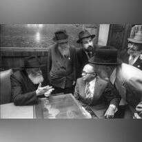 הוביל למעורבות ניצית של תנועת חב"ד בסכסוך הישראלי-ערבי. ראש הממשלה מנחם בגין בפגישה עם הרבי מלובביץ' בברוקלין, 1977. | סער יעקב, לע"מ