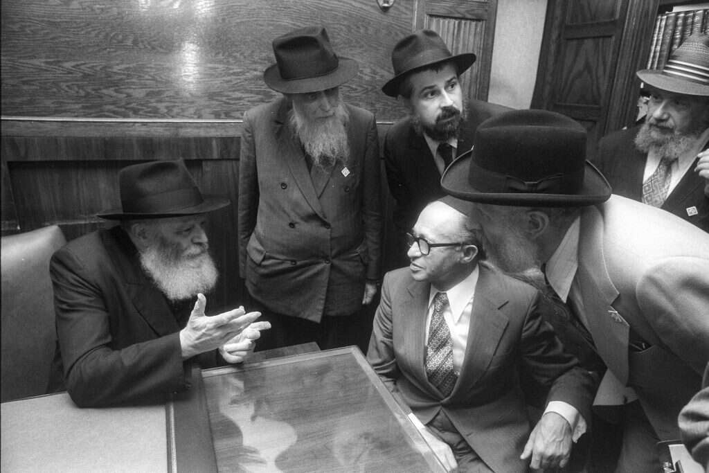 הוביל למעורבות ניצית של תנועת חב"ד בסכסוך הישראלי-ערבי. ראש הממשלה מנחם בגין בפגישה עם הרבי מלובביץ' בברוקלין, 1977. | סער יעקב, לע"מ