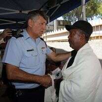 האב וורקה טקה עם מפקד מחוז החוף, פרץ עמר. | יוסי אלוני