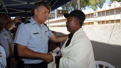 האב וורקה טקה עם מפקד מחוז החוף, פרץ עמר. | יוסי אלוני