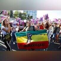 כרזות של ארגון "עומדים ביחד" מונפות בצומת עזריאלי ביום שלישי. | AFP