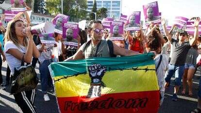 כרזות של ארגון "עומדים ביחד" מונפות בצומת עזריאלי ביום שלישי. | AFP