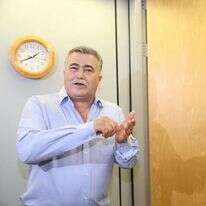 שר הביטחון לשעבר עמיר פרץ בפתח משרדו החדש במטה העבודה. | גדעון מרקוביץ'