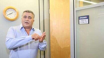 שר הביטחון לשעבר עמיר פרץ בפתח משרדו החדש במטה העבודה. | גדעון מרקוביץ'