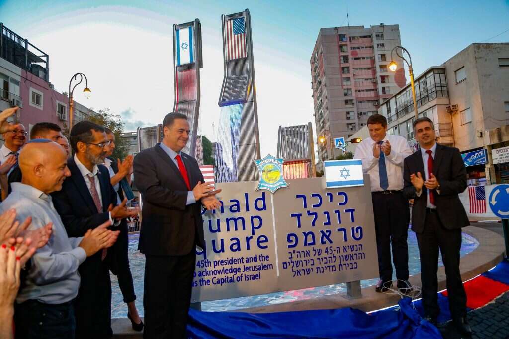 טקס חנוכת ככר טראמפ בפתח-תקווה. | רועי אלימה, פלאש 90 טקס חנוכת ככר טראמפ בפתח-תקווה. | רועי אלימה, פלאש 90