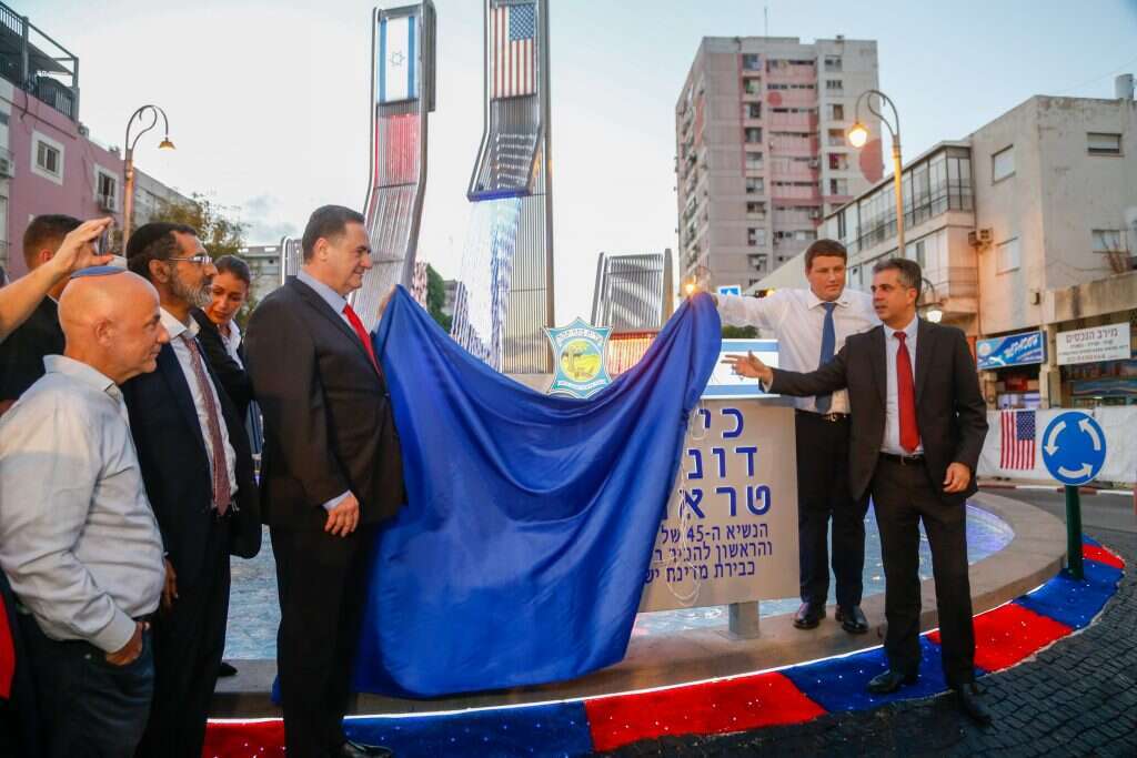 טקס חנוכת ככר טראמפ בפתח-תקווה. | רועי אלימה, פלאש 90 טקס חנוכת ככר טראמפ בפתח-תקווה. | רועי אלימה, פלאש 90