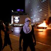 רעול פנים בצומת עזריאלי. | רויטרס