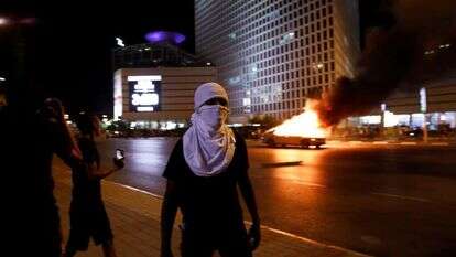 רעול פנים בצומת עזריאלי. | רויטרס