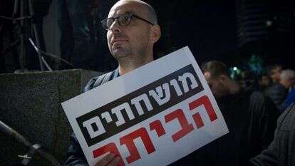 אלדד יניב בהפגנה בתל אביב, דצמבר 2017. | מרים אלסטר, פלאש 90