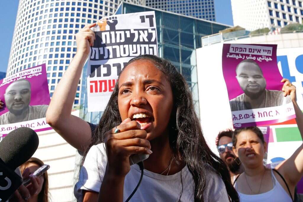 מפגינה בתל-אביב, השבוע. | AFP מפגינה בתל-אביב, השבוע. | AFP