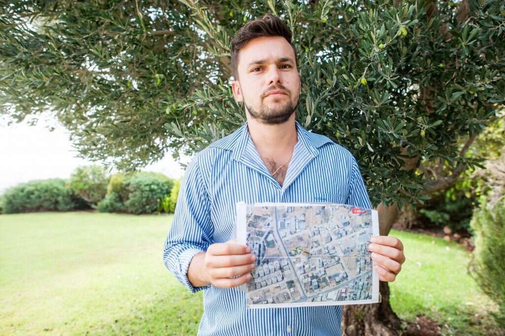 דוד סלובוצקי עם המפה המקורית מאזור הקרבות ב‘עופרת יצוקה‘. | מורן מעיין