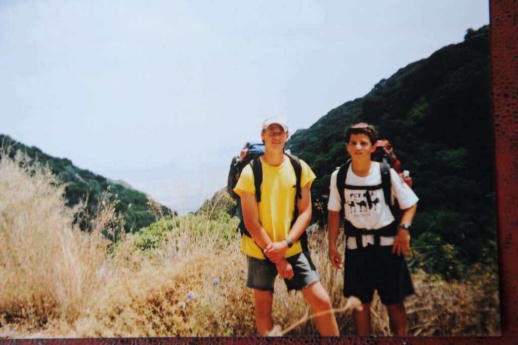 בניה עם חברו אחיקם עמיחי (מימין). | רפרודוקציה: ראובן קסטרו