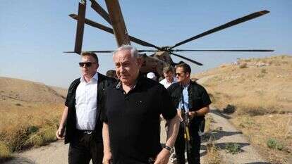 נתניהו בסיור ביטחוני. | EPA נתניהו בסיור ביטחוני. | EPA