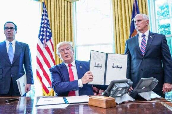 דונלד טראמפ לאחר החתימה על החמרת הסנקציות על איראן, לפני שבועיים. | AFP דונלד טראמפ לאחר החתימה על החמרת הסנקציות על איראן, לפני שבועיים. | AFP