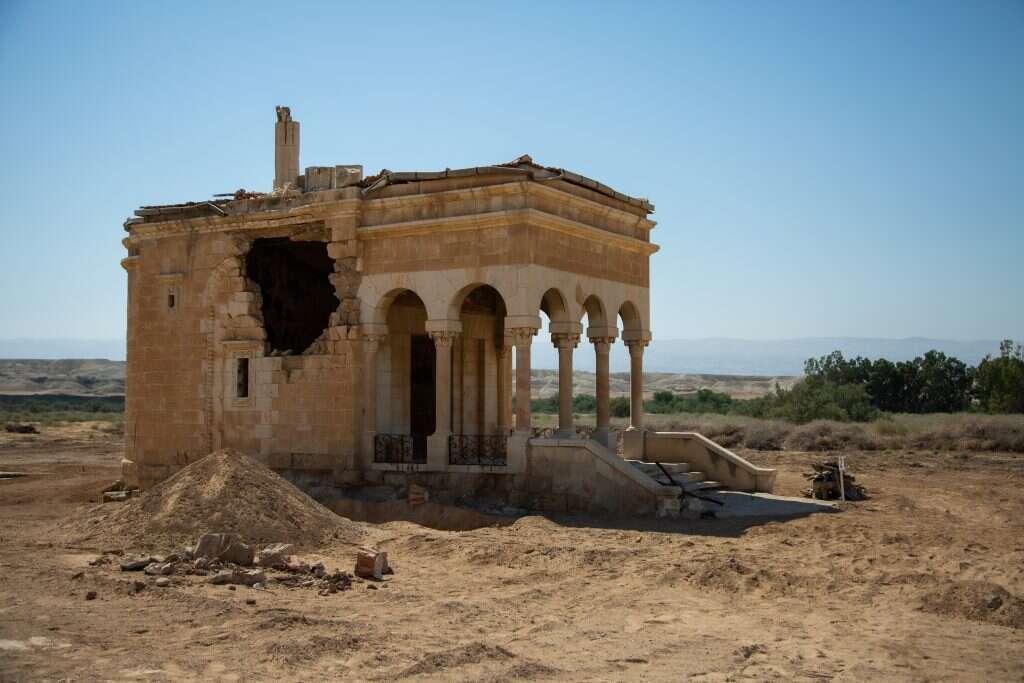 הקירות מצולקים בפגיעות ירי. המנזר הרומני מבחוץ ומבפנים