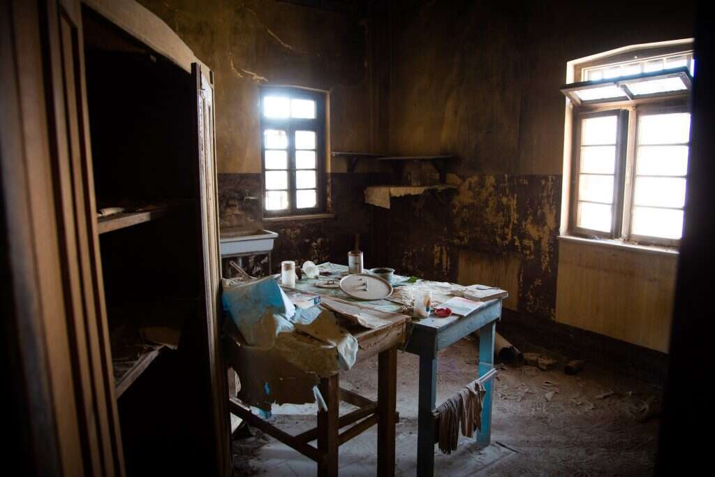 נטוש ומרקיב . המנזר האתיופי. | אריק סולטן