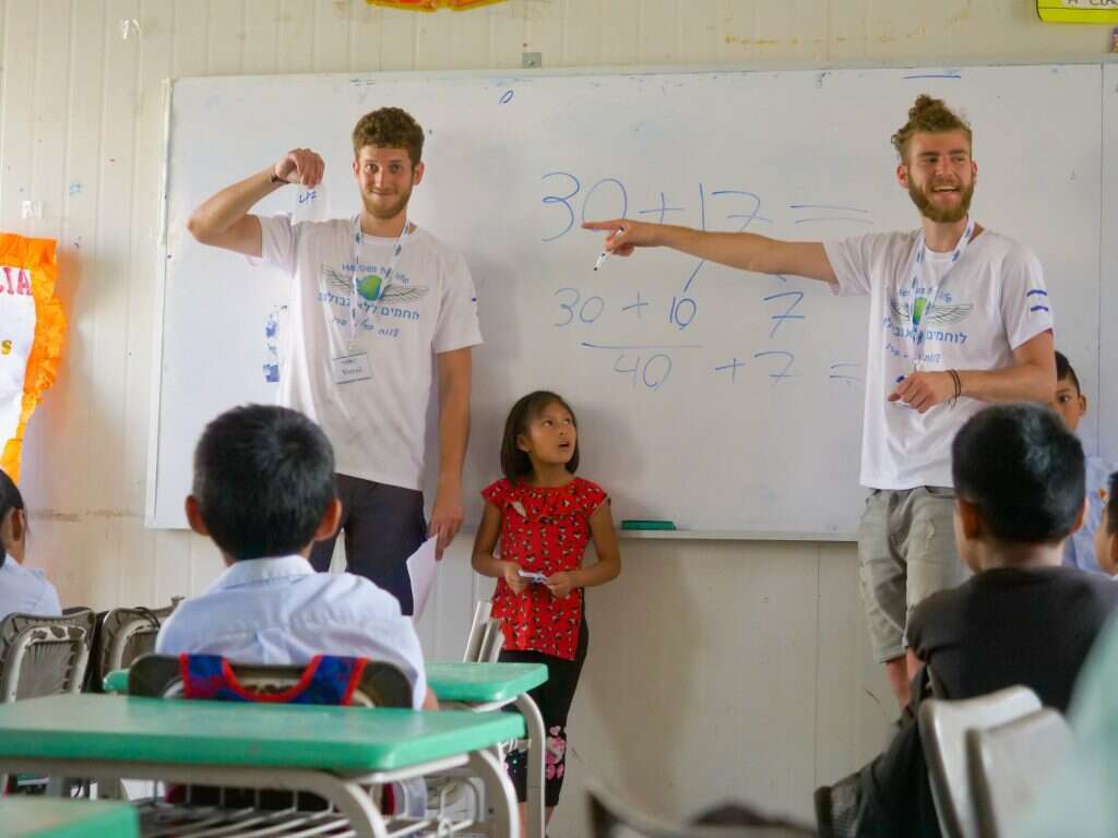 "לפחות פתחנו להם את הסקרנות". עמית מזור (מימין) בכיתה. | זאב טננבאום