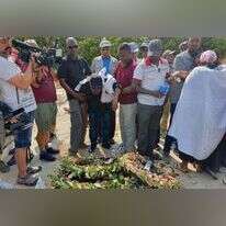 משפחתו של סלומון טקה בבית העלמין