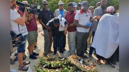 משפחתו של סלומון טקה בבית העלמין