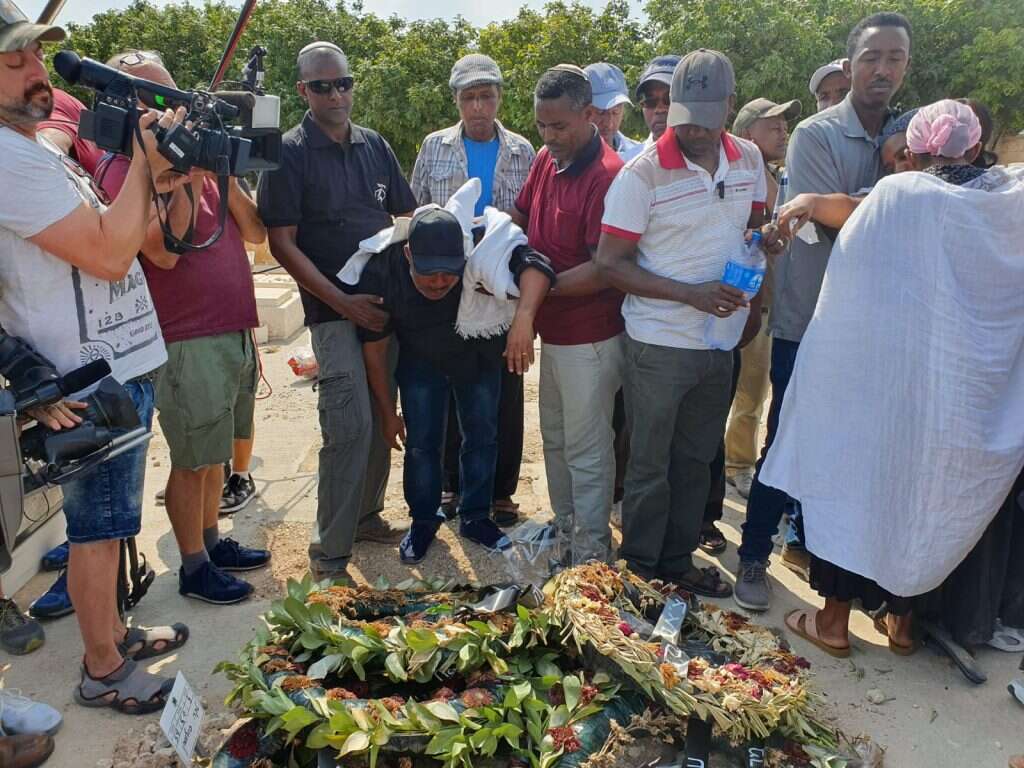 משפחתו של סלומון טקה בבית העלמין