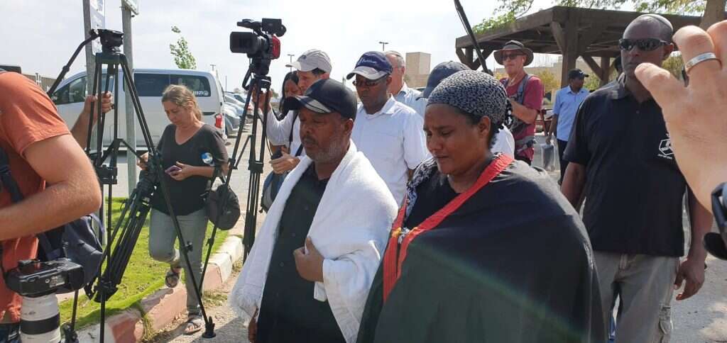 משפחתו של סלומון טקה בבית העלמין