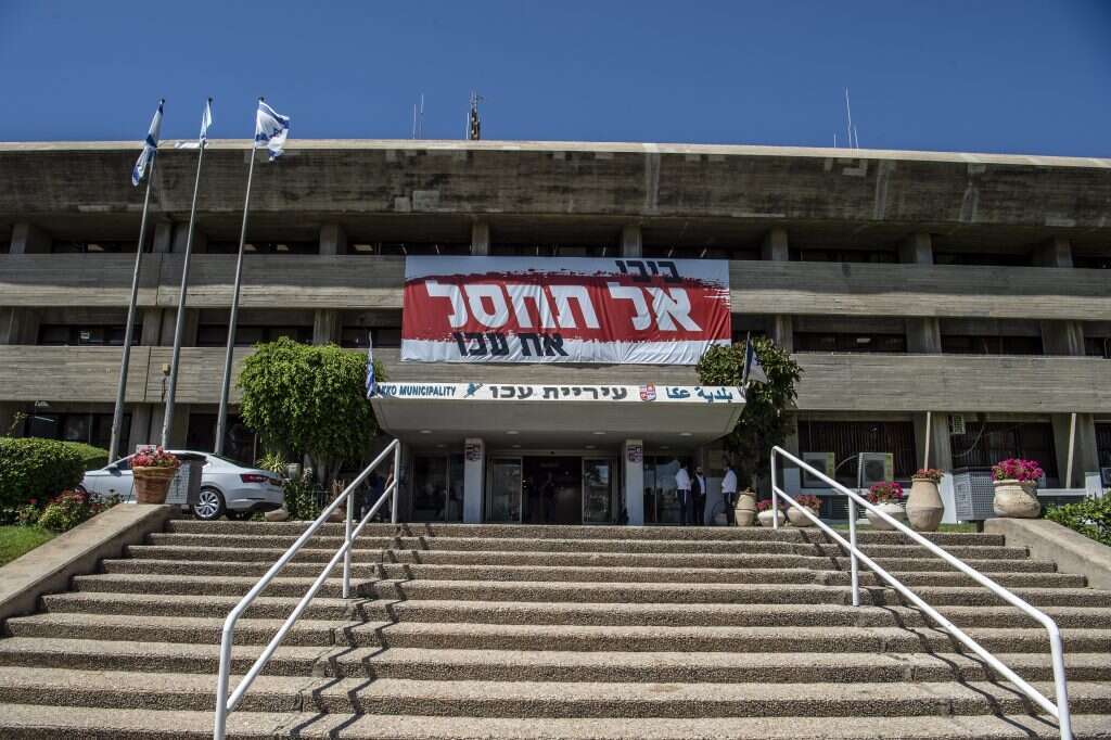 שלט המחאה על בניין העירייה, השבוע. | גיל אליהו, ג'יני