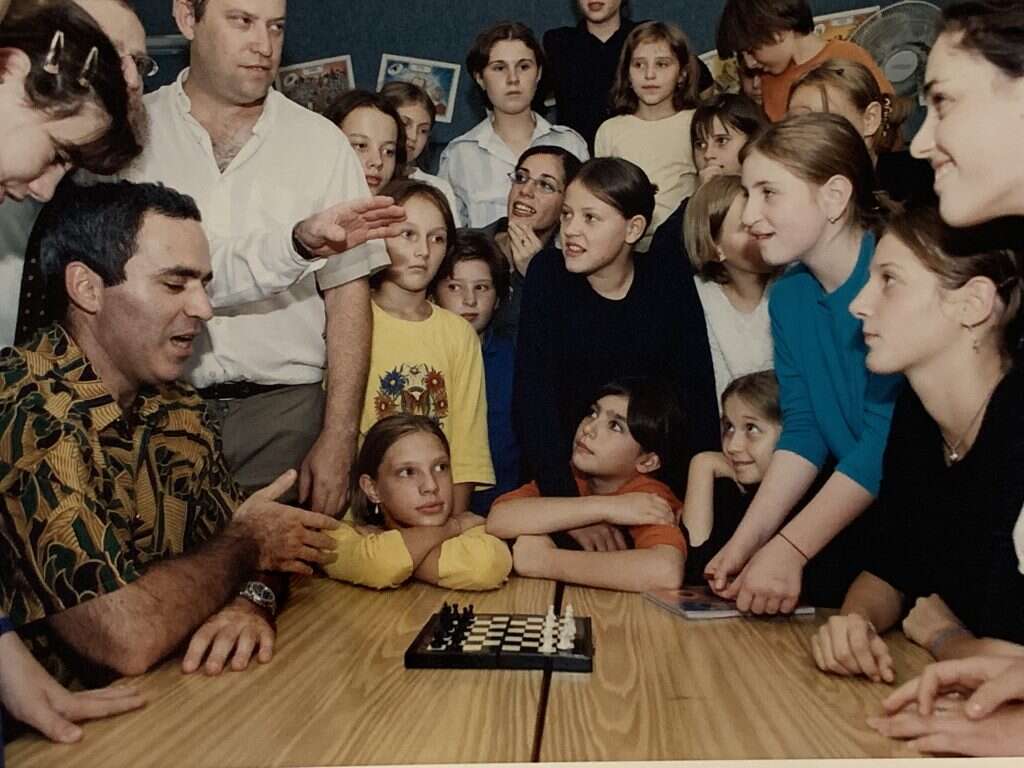 הח"כים תמכו, אבל הסיוע ממדינת ישראל התמהמה. זאב אלקין משחק עם הילדים העולים. | באדיבות ארכיון צעירי אגודת חב"ד