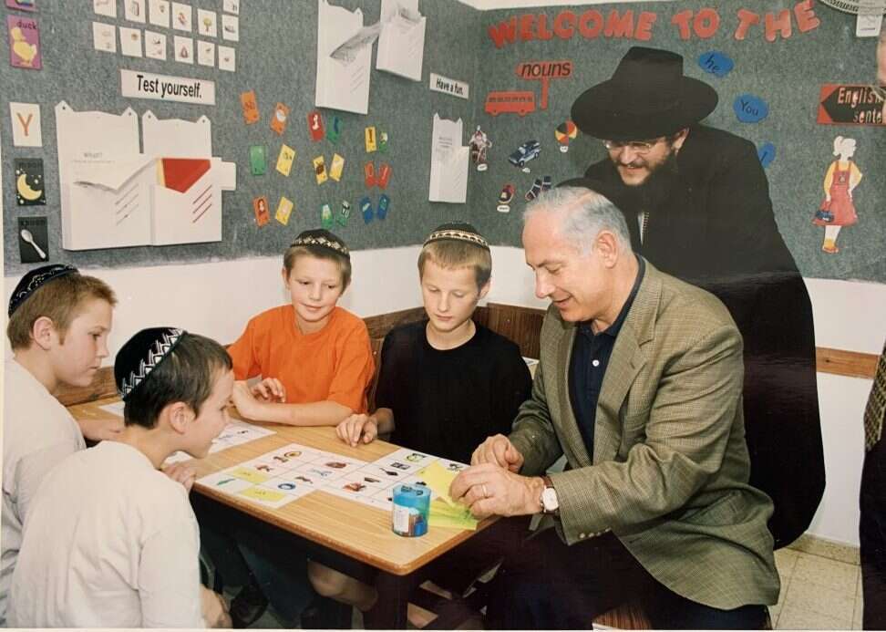 הח"כים תמכו, אבל הסיוע ממדינת ישראל התמהמה. בנימין נתניהו עם הילדים העולים. | באדיבות ארכיון צעירי אגודת חב"ד