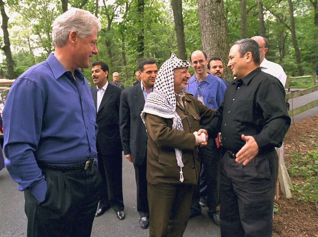 שוב על סדר היום. ברק וערפאת בקמפ־דייויד, 2000. | רויטרס