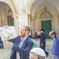 יהודה גליק בהר עם תרשים בית המקדש, 2014. | ארנון סגל