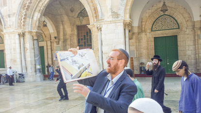 יהודה גליק בהר עם תרשים בית המקדש, 2014. | ארנון סגל