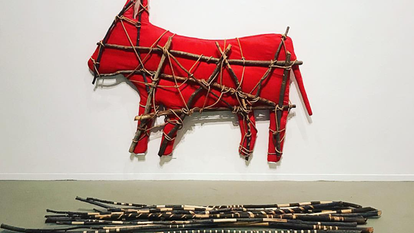 תר אחר אפיקי ביטוי יהודיים-ישראליים מקוריים. אברהם אופק, פרה אדומה, עץ, בד אדום, חבל, 1979. בהשאלה למשכן לאמנות, עין חרוד. | באדיבות משפחת אופק