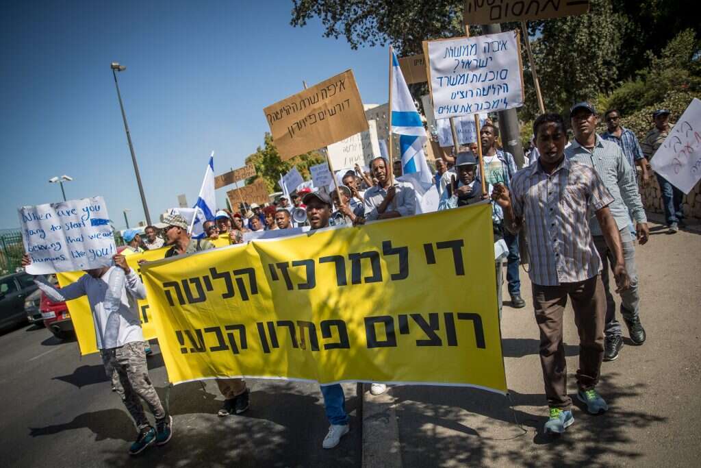 בני הקהילה האתיופית מפגינים מול הכנסת במחאה על פינוים ממרכז הקליטה במבשרת ציון. | יונתן זינדל, פלאש 90 בני הקהילה האתיופית מפגינים מול הכנסת במחאה על פינוים ממרכז הקליטה במבשרת ציון. | יונתן זינדל, פלאש 90