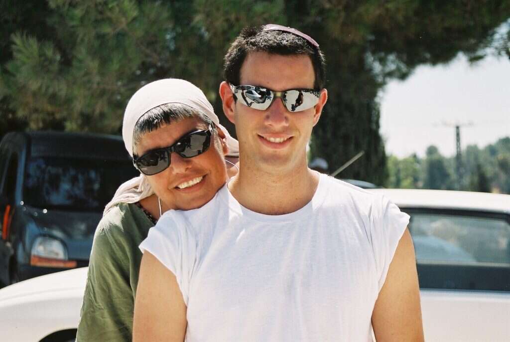 חגי בן-ארי עם אימו חני. | באדיבות המשפחה