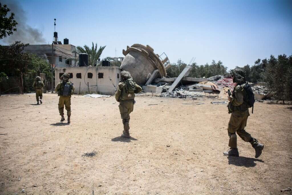 קטע מיוזמתו חופשה משפחתית, כדי לחבור לכוחות הלחימה. לוחמי צנחנים במבצע צוק איתן. | דו"צ