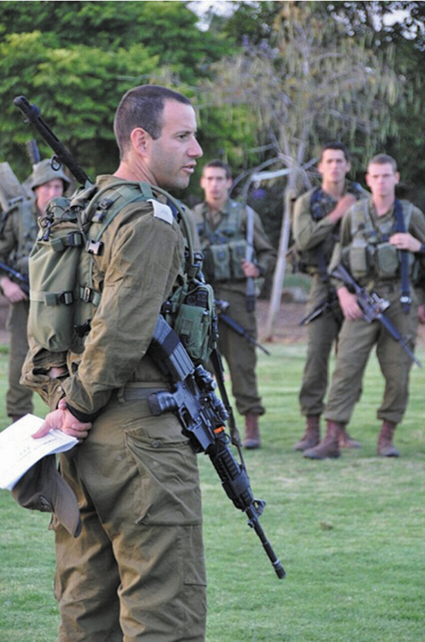 "המוטיבציה והציונות שלו סחפו את כולם". חגי בן-ארי וחייליו. | באדיבות המשפחה