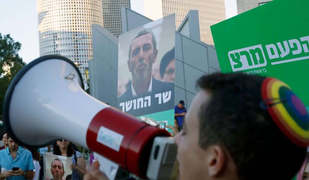 דעת רב בישראל נוכח נטייה שנוגדת את התורה לעולם לא תתיישר עם המודרנה. הפגנה נגד הרב פרץ, השבוע. | AFP