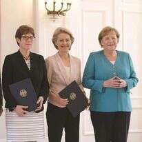 שרת הביטחון החדשה (משמאל) עם קודמתה ומרקל. | גטי אימג'ס