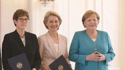 שרת הביטחון החדשה (משמאל) עם קודמתה ומרקל. | גטי אימג'ס