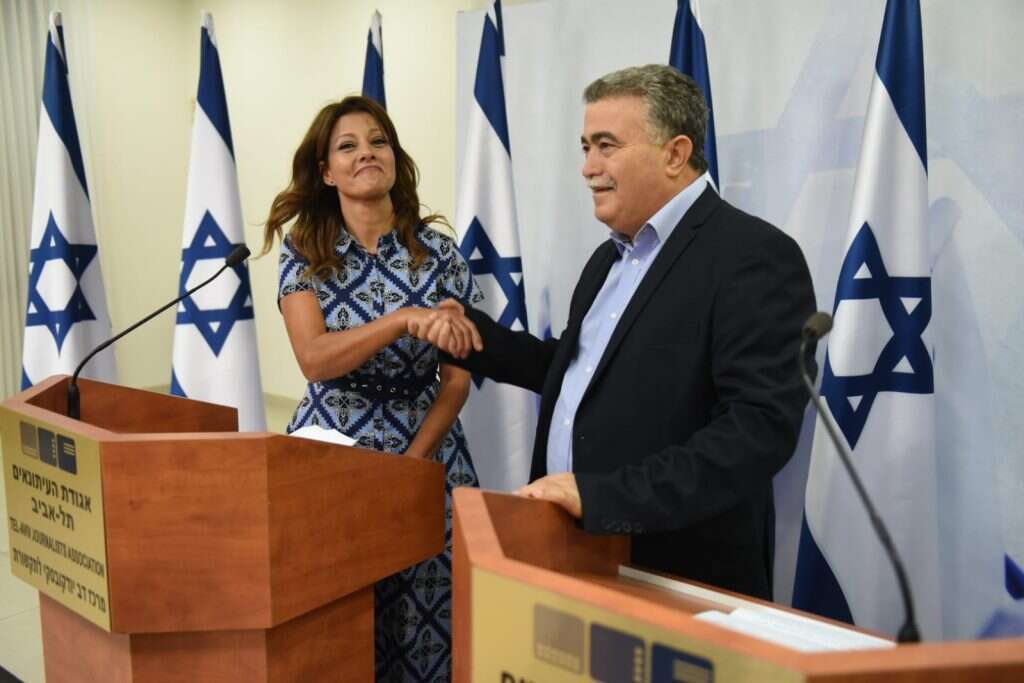 עמיר פרץ ואורלי לוי־אבקסיס בהכרזה על איחוד רשימות בין העבודה לגשר בבחירות הקרובות. | רועי אלימה, פלאש 90