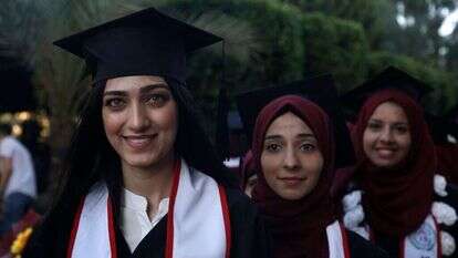 סטודנטיות פלסטיניות חוגגות את סיום שנת הלימודים. | AFP