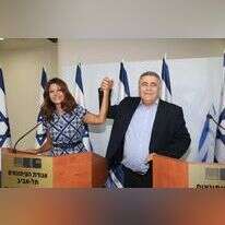 עמיר פרץ ואורלי לוי-אבקסיס בהכרזה על איחוד העבודה וגשר. | גדעון מרקוביץ