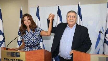 עמיר פרץ ואורלי לוי-אבקסיס בהכרזה על איחוד העבודה וגשר. | גדעון מרקוביץ