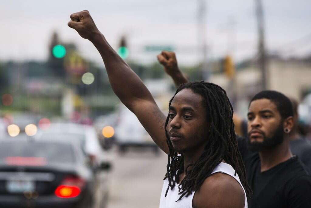 צעירים בארה"ב במחאה על הרג צעיר ממוצא אפרו-אמריקאי ע"י שוטר מקומי. | רויטרס