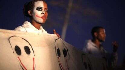 "כתבתי פעם לשלי יחימוביץ' שהיא השתמשה בביטוי שמזכיר צבע שחור בהקשר שלילי, והיא אמרה לי: 'אתה מנסה לשנות סדרי עולם. זה לא יעבוד'". הפגנה בקרית מלאכי, 2012. | מתניה טוזיג, פלאש 90