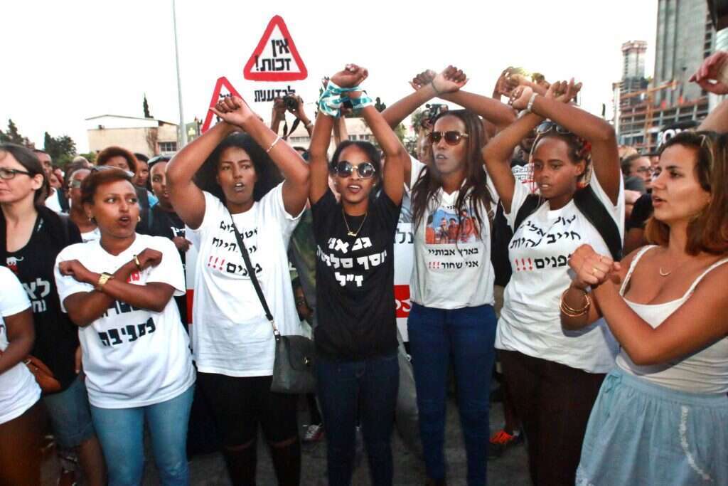 הזדהות צעירי הקהילה עם אחיהם בעולם בולטת בהפגנות המחאה שבה הם מניפים אגרופים משוכלים - סמלם של השחורים המוחים על אפלייתם בארה"ב. הפגנה בתל אביב, 2015. | אמיר מאירי