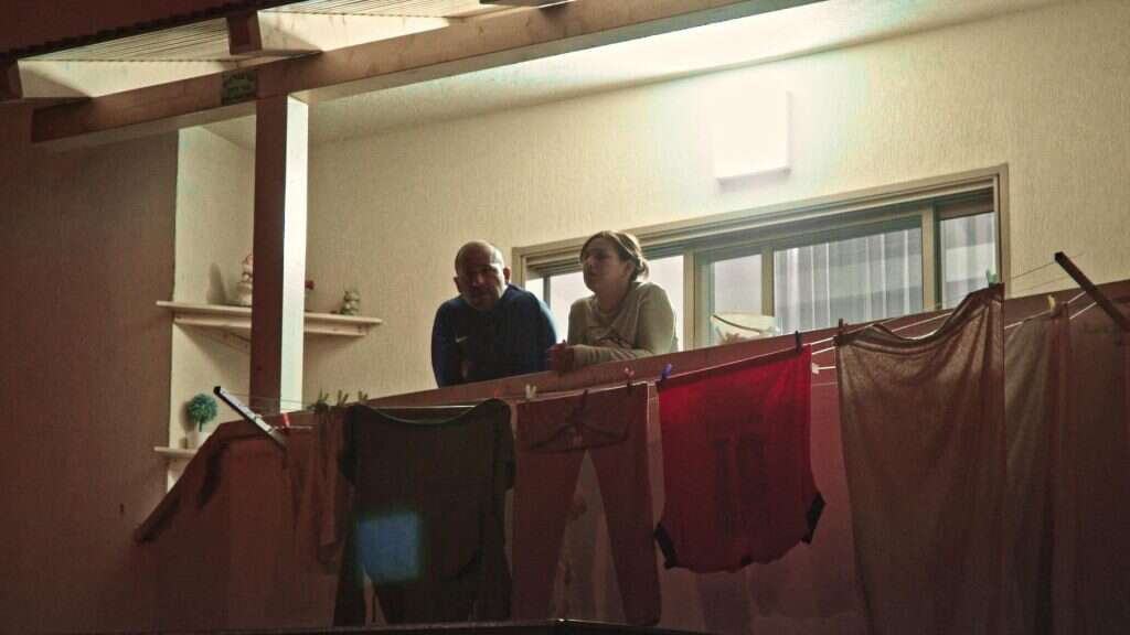 מצליח להגיע למקומות עמוקים ואמיתיים. אבי פרץ (מכבי שדרות) ואשתו יערית בשיחה אינטימית. | מתוך הסדרה ליגה ג'