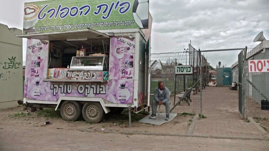 אבי פרץ ליד המגרש בשדרות. | מתוך הסדרה ליגה ג'